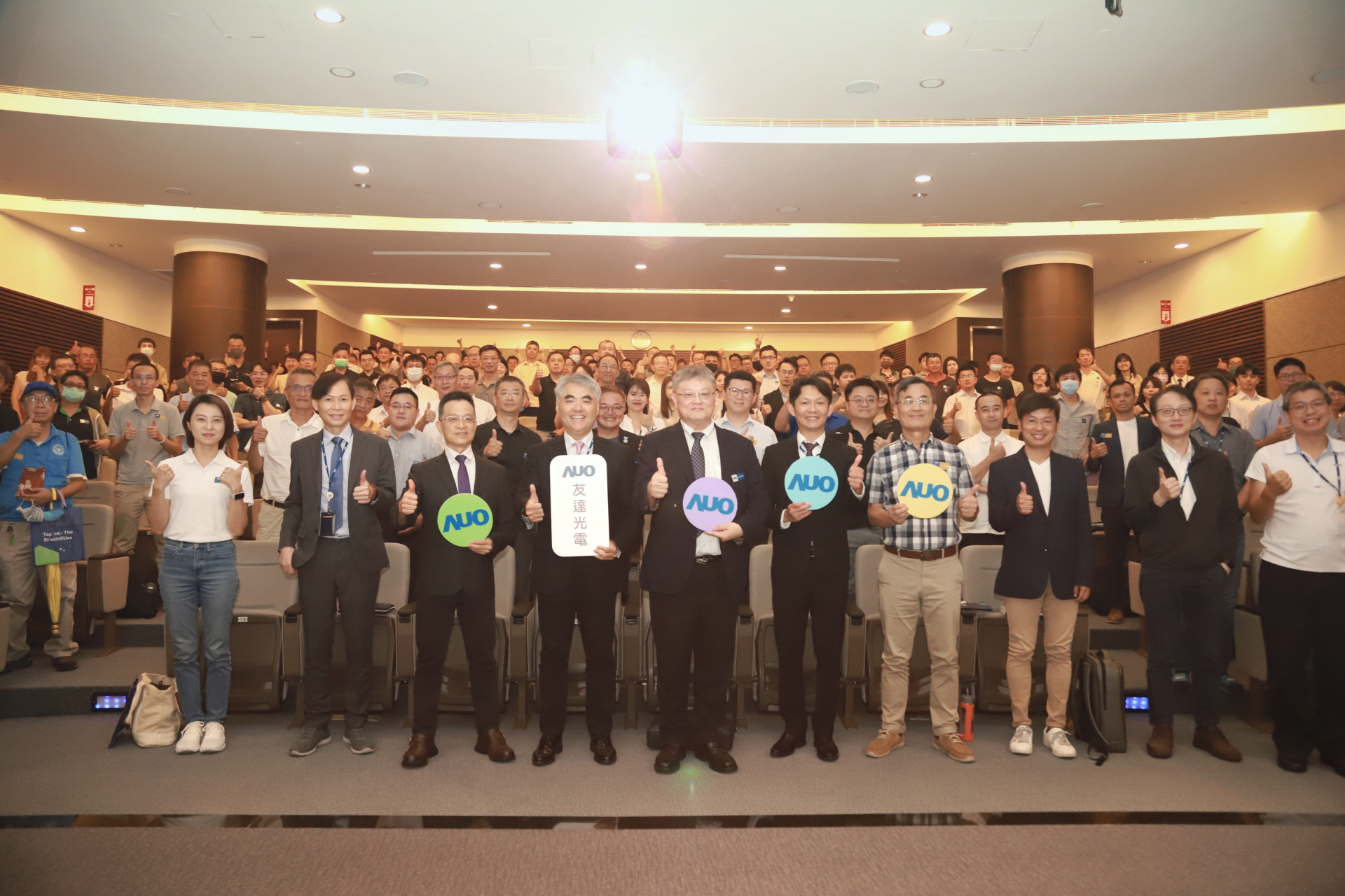 友達光電邀請領域專家共研再生能源發展、電力需求及建築物減碳等議題進行交流，盼共擘綠色永續生態圈的嶄新契機