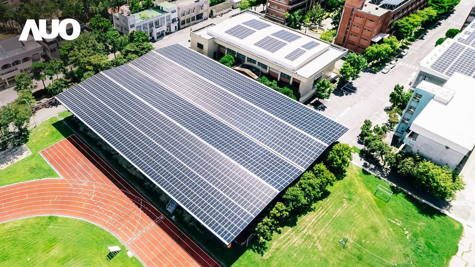 友達SunSteel光電整合型浪板具備快速安裝、輕量化優勢，可提升15%發電效能，通過國際IEC與國內VPC認證安全、防漏、耐候標準