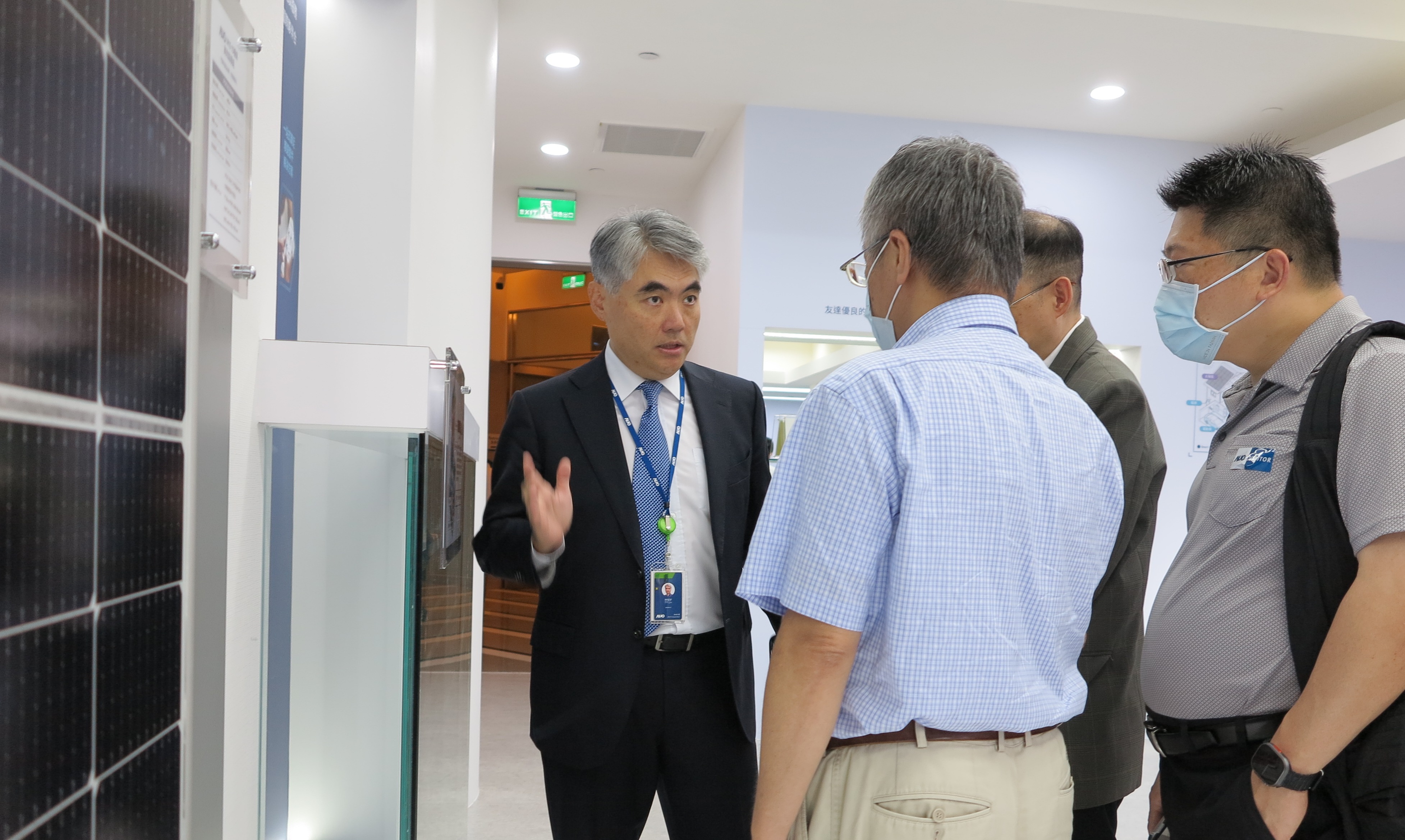 友達光電能源事業群總經理林恬宇分享友達落實太陽能建築一體化目標，協助企業邁向能源轉型的高效能低碳解方。