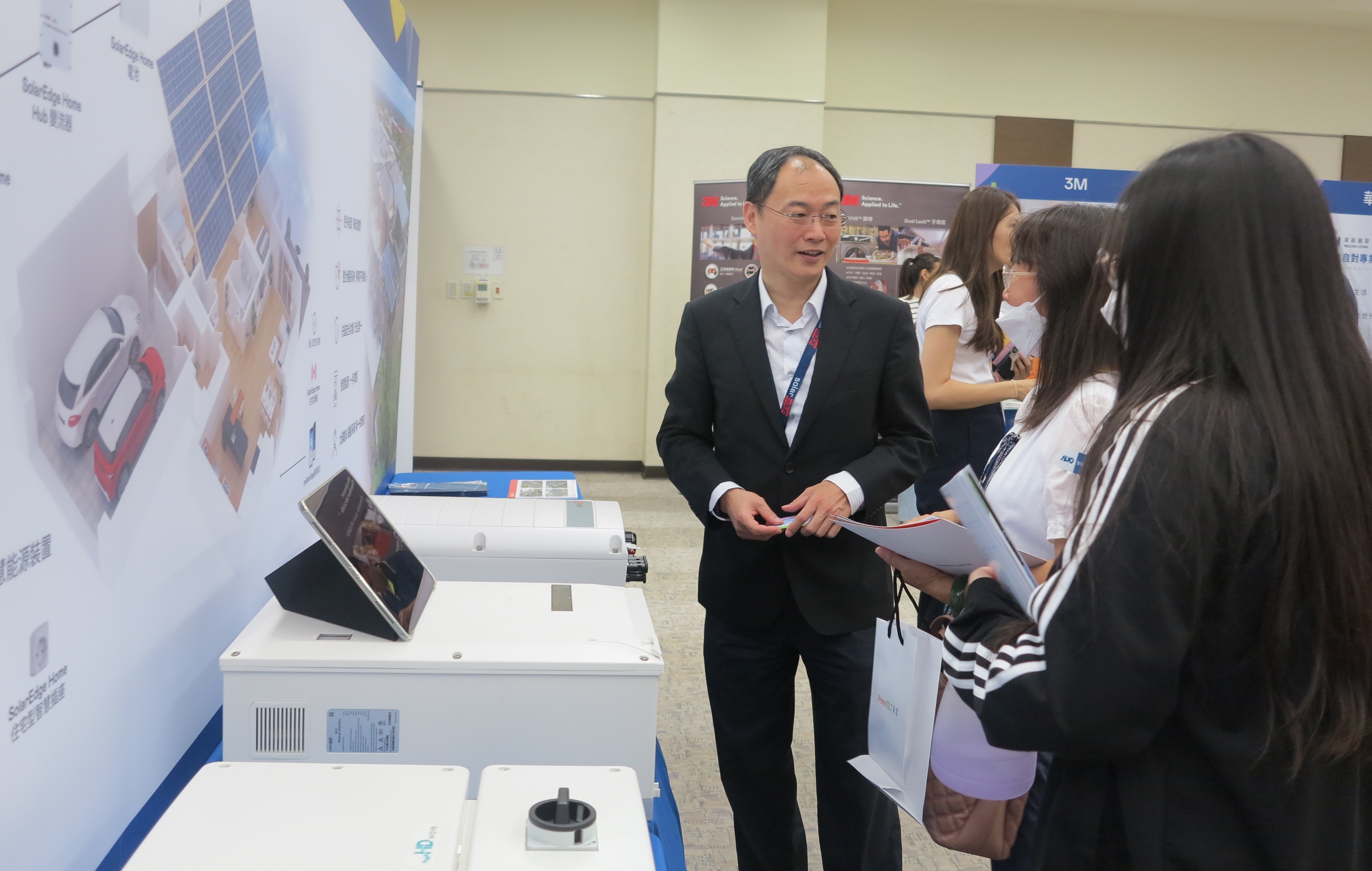 透過研討會產學界緊密交流與分享，提升參與人員借鏡及加深低碳概念，提升綠色能源產業之韌性。